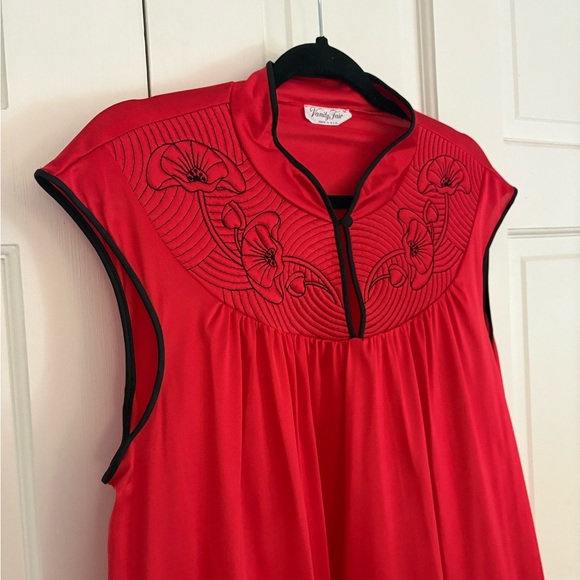 Vanity Fair 1970s Vintage Red Nightgown with Poppy Flower Black Embroidery - Picture 3 of 9